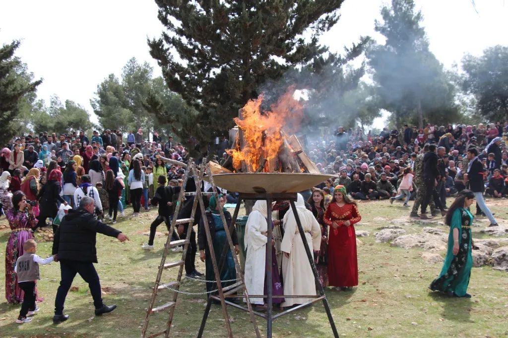 Bi hezaran şêniyên Minbicê Newroza 2021`an pîroz dikin