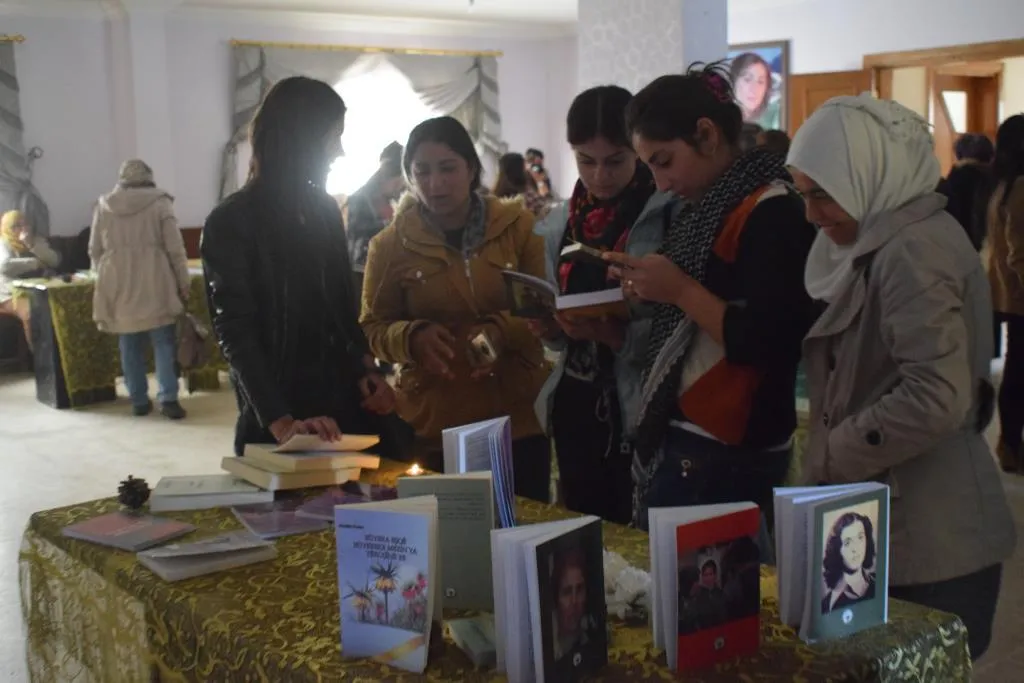 Li Kobanê pêşangeha parêznameyên rêber Ocalan