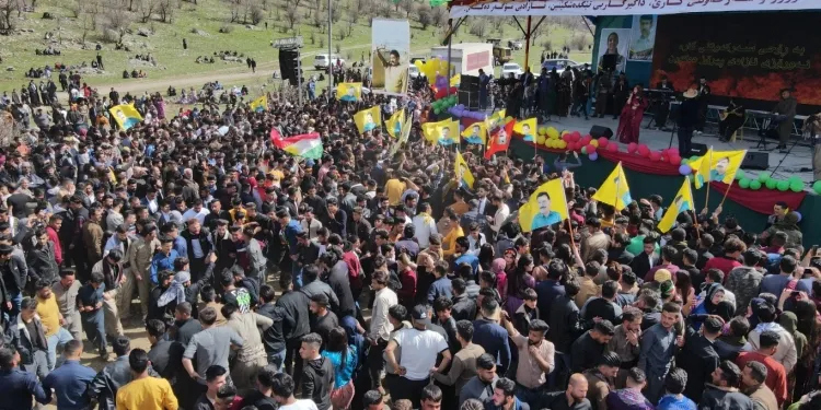 Li Qendîlê bi hezaran kes bi coşa serkeftinê Newrozê pîroz dikin