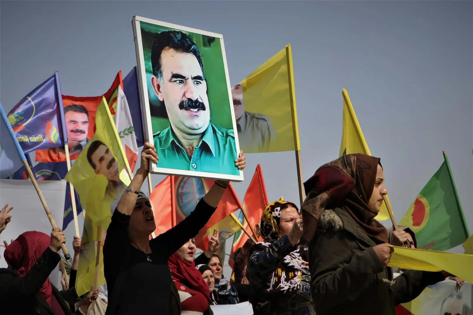 Di bîranîna Helebçeyê de.. bi hezaran kesan xwestin rewşa rêber Ocalan bê eşkerekirin
