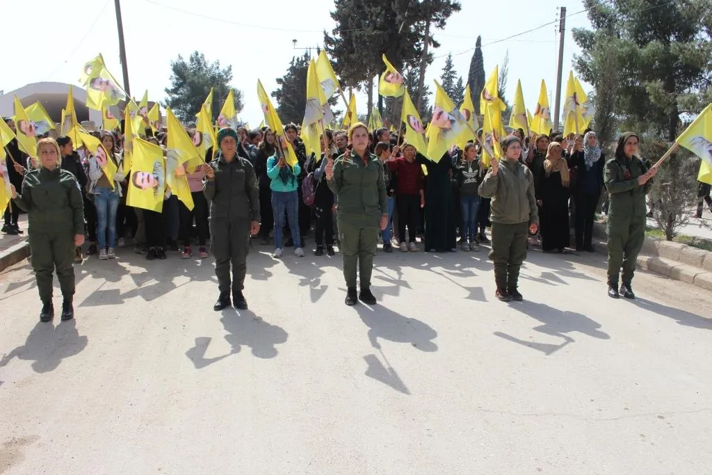 Di bîranîna Helebçeyê de.. bi hezaran kesan xwestin rewşa rêber Ocalan bê eşkerekirin