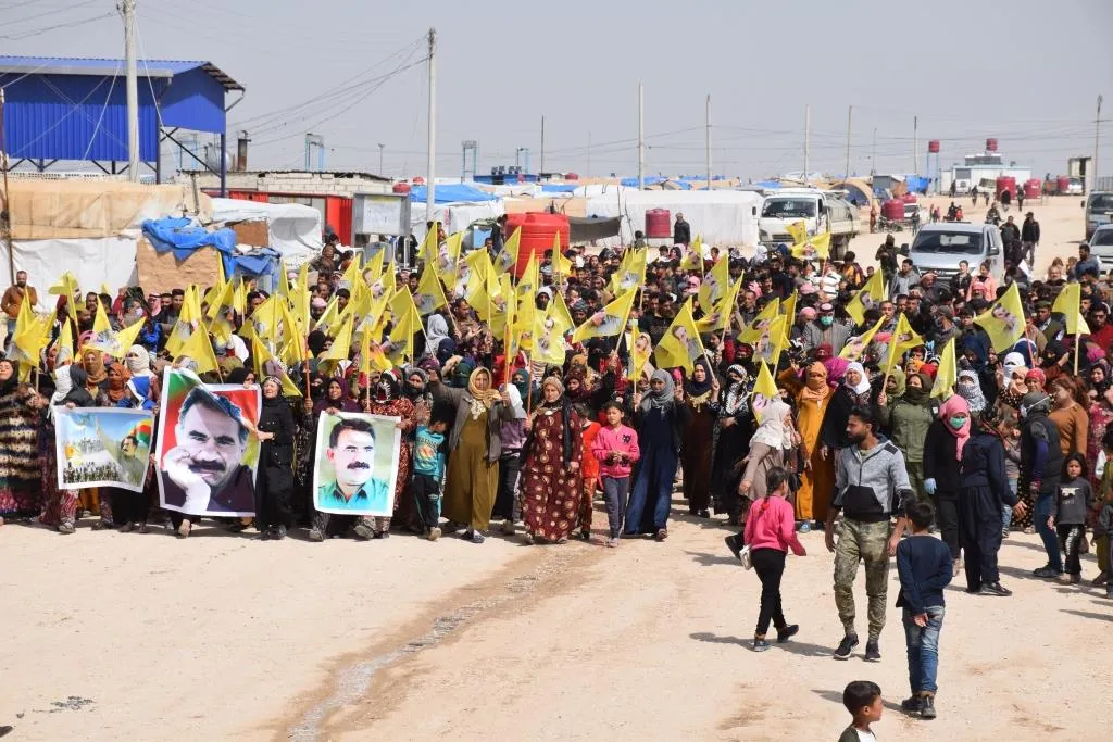 Di bîranîna Helebçeyê de.. bi hezaran kesan xwestin rewşa rêber Ocalan bê eşkerekirin