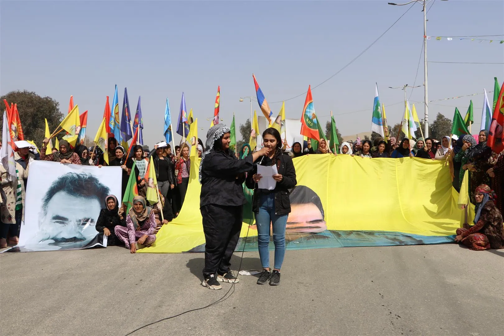 Di bîranîna Helebçeyê de.. bi hezaran kesan xwestin rewşa rêber Ocalan bê eşkerekirin