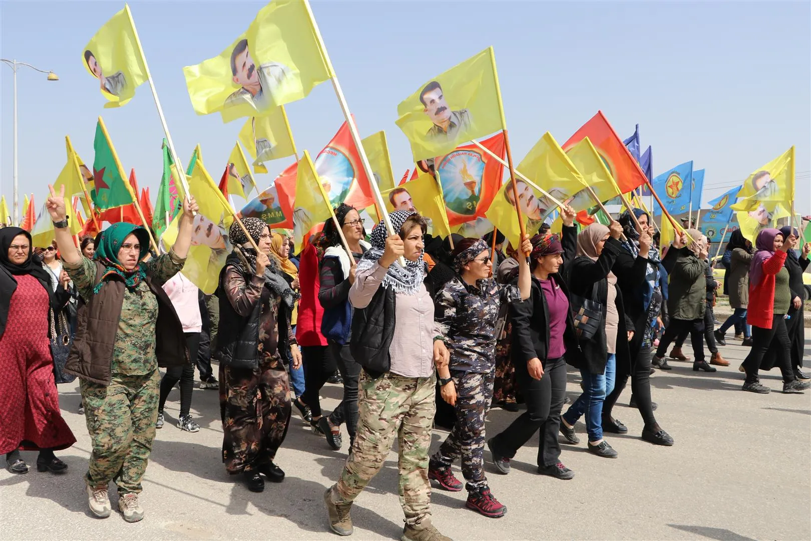 Di bîranîna Helebçeyê de.. bi hezaran kesan xwestin rewşa rêber Ocalan bê eşkerekirin
