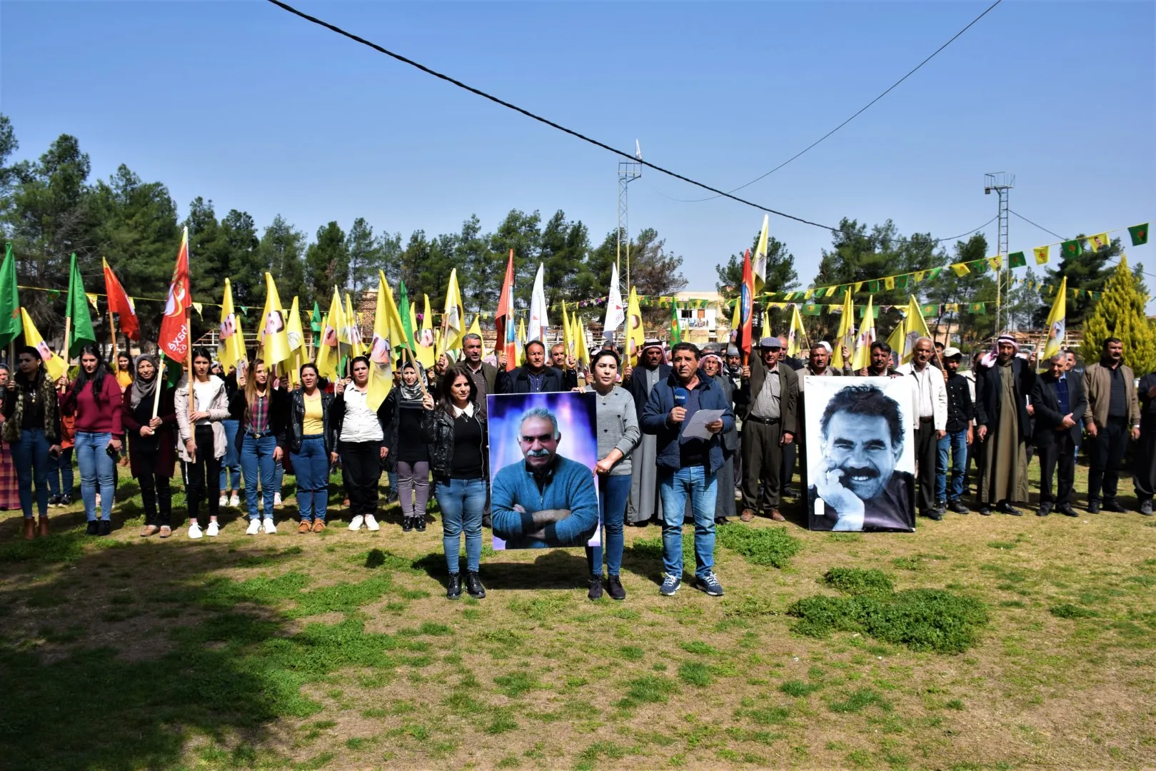 Di bîranîna Helebçeyê de.. bi hezaran kesan xwestin rewşa rêber Ocalan bê eşkerekirin