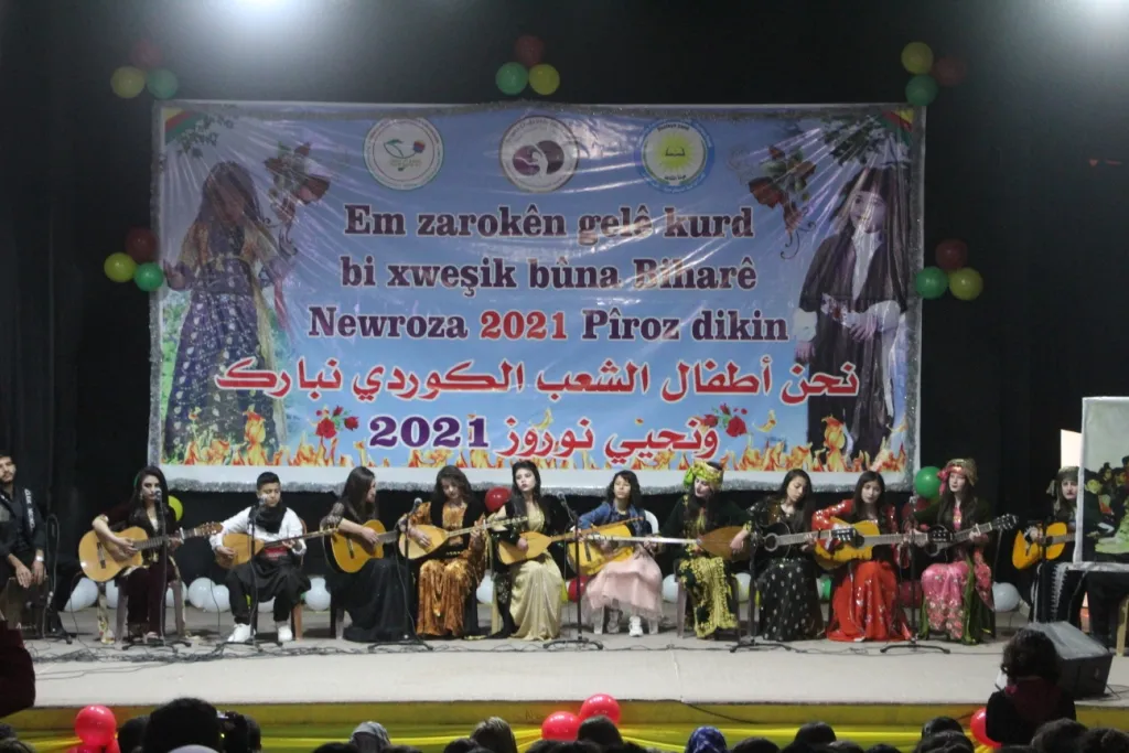 Zarokên Kobanê bi boneya Newrozê şahiyek li dar xist