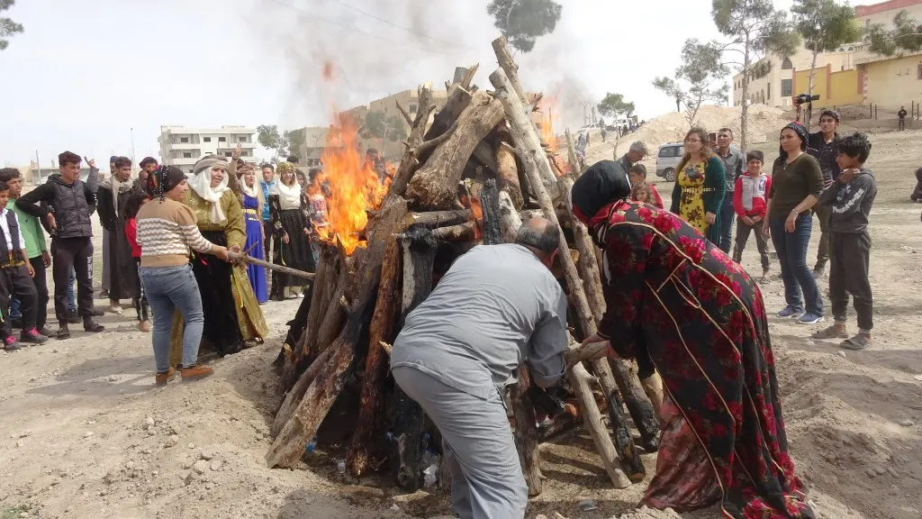 Tevî êrişan, şêniyên Eyn Îsa û koçberên Girê Spî Newroz pîroz kir
