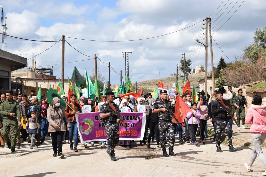 Ciwanên Çilaxa bi meşekê kesên sûcan li dijî jinan dikin şermezar kirin