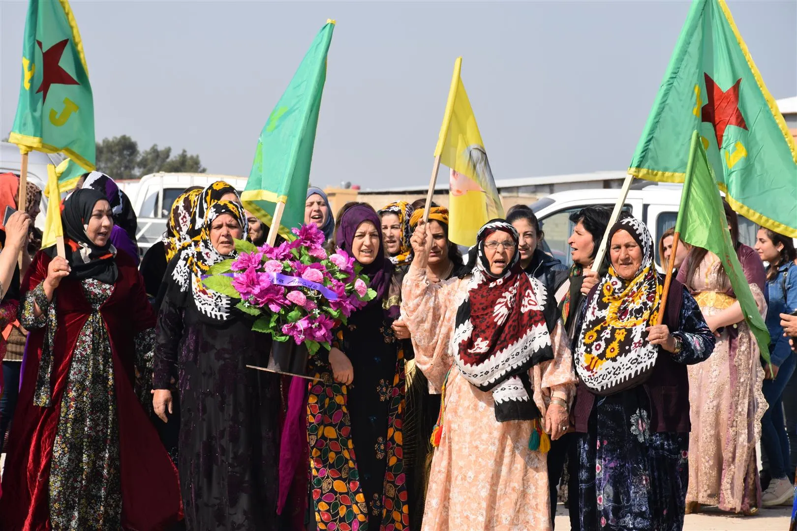 Bi boneya 8`ê Adarê rêzeçalakî li dar ketin