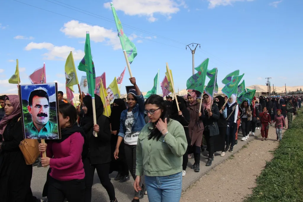Şêniyên Minbicê bi meşekê banga eşkerekirina rewşa rêber Abdullah Ocalan kir
