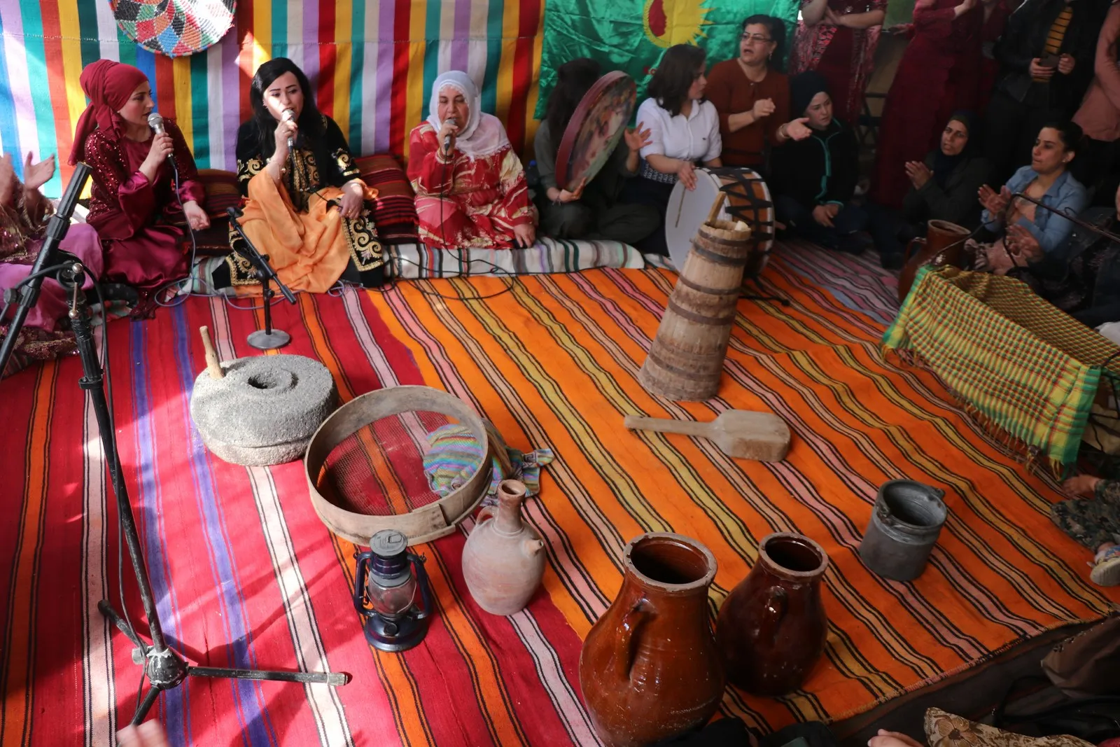 Li Helebê bi boneya 8’ê Adarê şevbuhêrka stran û pêşkêşkirina xwarinên gelêrî