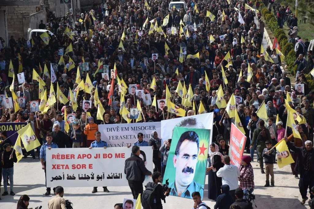 ​​​​​​​Li Bakur û Rojhilatê Sûriyê bi deh hezaran kes ji bo Ocalan li qadan bûn