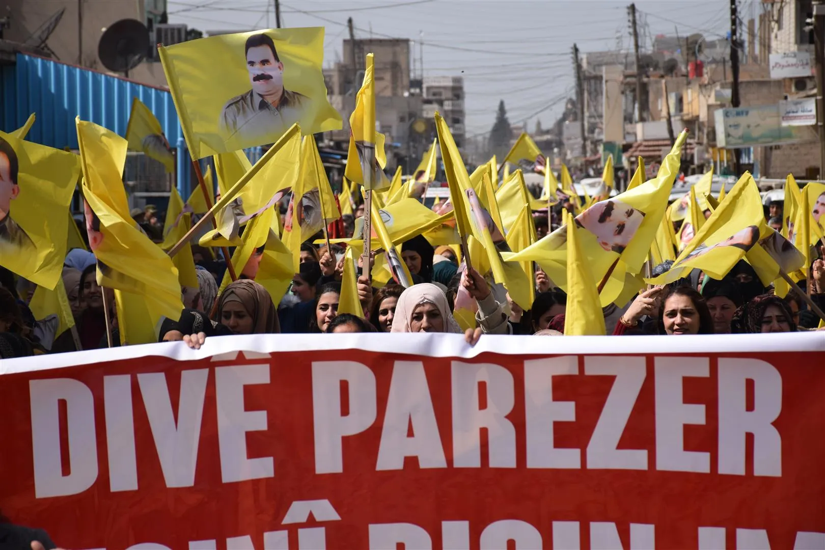 ​​​​​​​Li Bakur û Rojhilatê Sûriyê bi deh hezaran kes ji bo Ocalan li qadan bûn