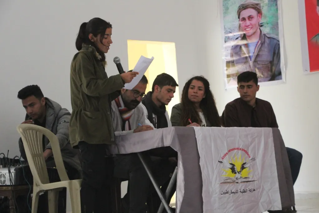 Li Zanîngeha Kobanê pêşbirka nîqaşa li ser neteweya demokratîk û kapîtalîzmê hat lidarxistin