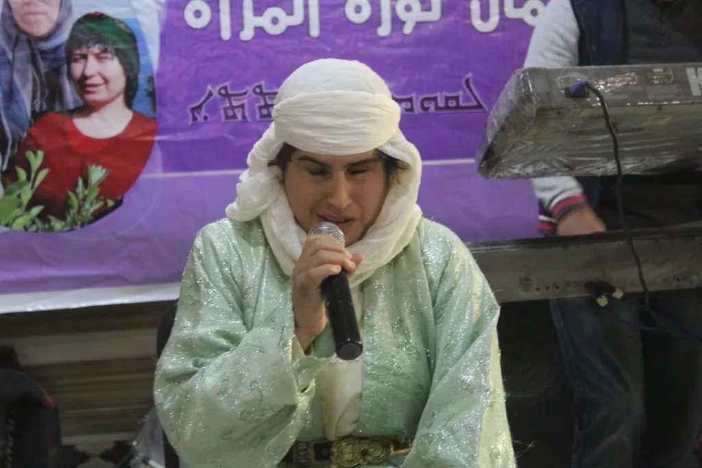 Ji rêzeçalakiyên 8’ê Adarê, li Kobanê şahiyek ji astengdar û birîndarên şer re