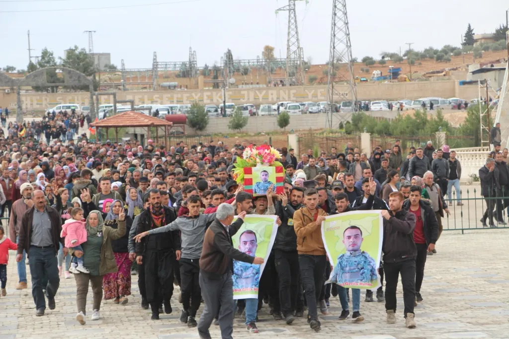 Cenazeyê şehîd Çiya Ehmed li Kobanê hate veşartin