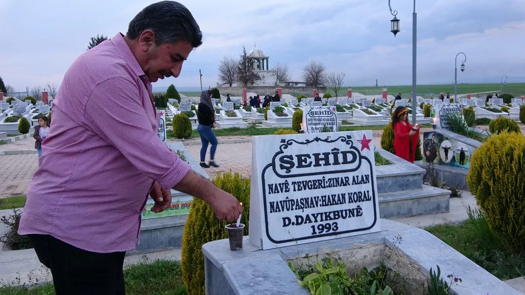 Bi boneya Newrozê li goristanên şehîdan ên Bakur û Rojhilatê Sûriyê mûm hatin pêxistin