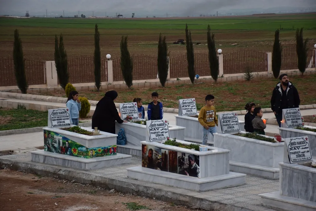 Bi boneya Newrozê li goristanên şehîdan ên Bakur û Rojhilatê Sûriyê mûm hatin pêxistin