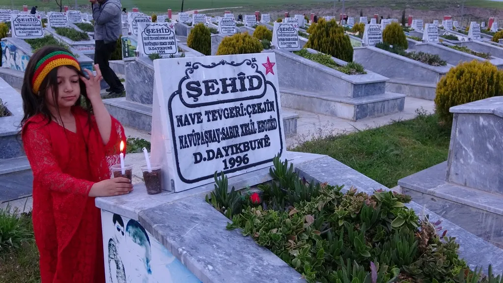 Bi boneya Newrozê li goristanên şehîdan ên Bakur û Rojhilatê Sûriyê mûm hatin pêxistin