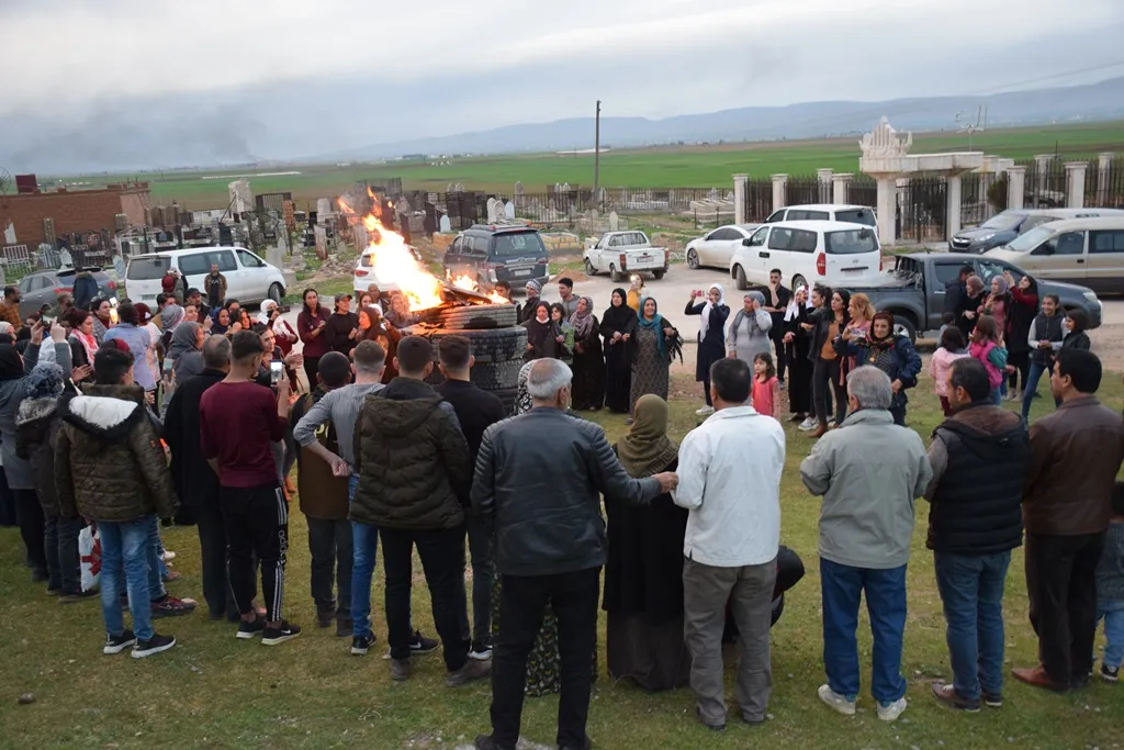 Bi boneya Newrozê li goristanên şehîdan ên Bakur û Rojhilatê Sûriyê mûm hatin pêxistin
