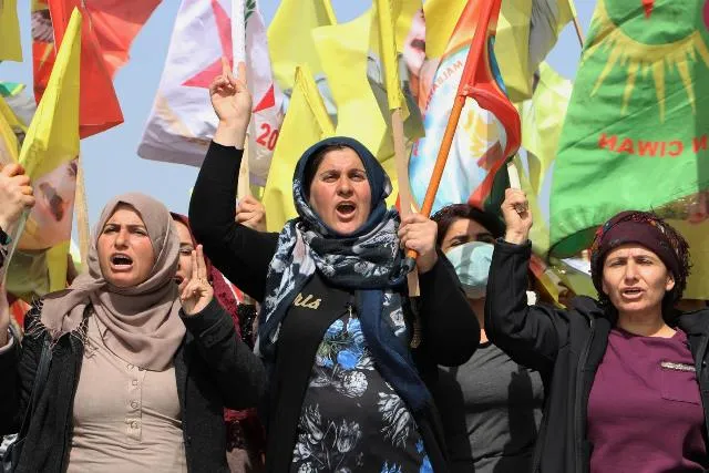 ​​​​​​​'Bi milyonan mirov li ser xeta Rêbertî dimeşin'