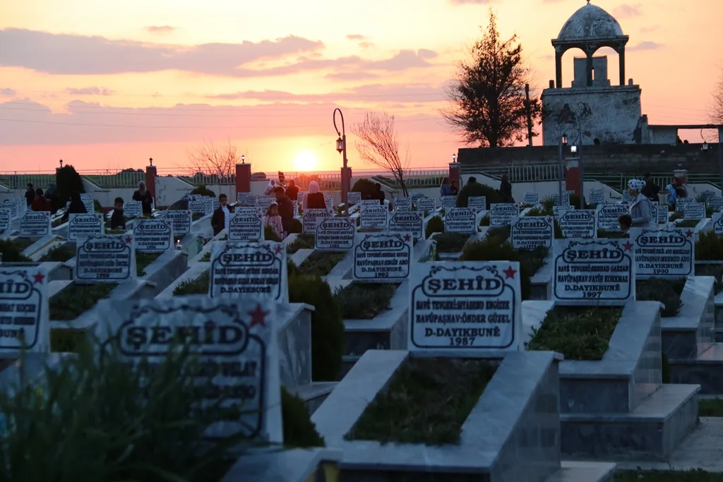 Bi boneya 8'ê Adara mûm li ser gorên şehîdan hatin pêxistin
