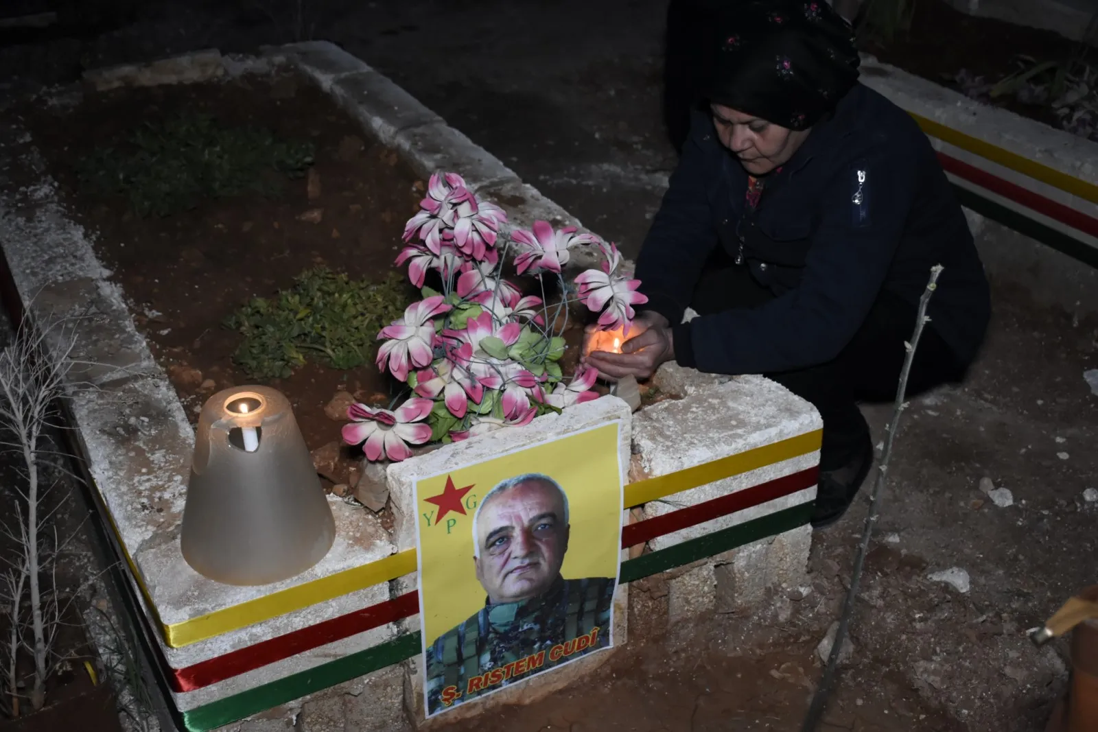 Bi boneya 8'ê Adara mûm li ser gorên şehîdan hatin pêxistin