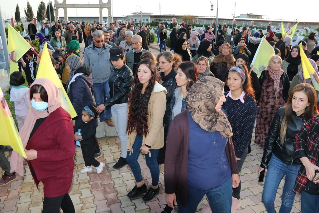Bi boneya 8'ê Adara mûm li ser gorên şehîdan hatin pêxistin