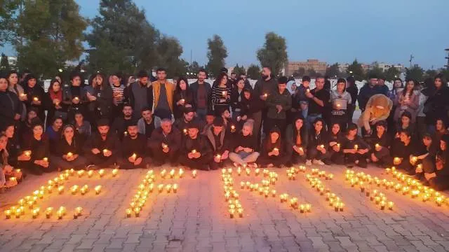 Navên Efrînê bi mûman li Goristana Şehîd Delîl Sarûxan hate nivîsandin