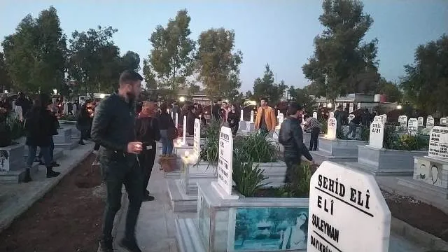 Navên Efrînê bi mûman li Goristana Şehîd Delîl Sarûxan hate nivîsandin