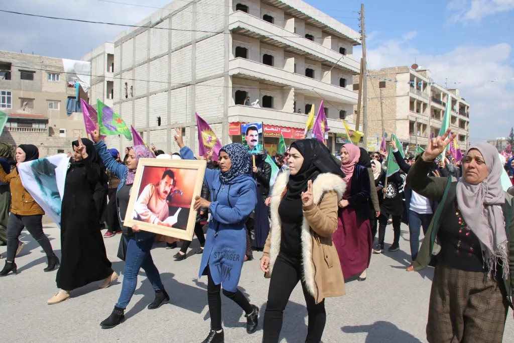Şêniyên Minbicê banga eşkerekirina rewşa tenduristî ya rêbertî kir