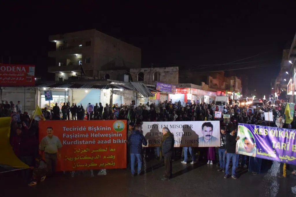 Şêniyên Efrîn û Kobanê bi daxwaza eşkerekirina rewşa rêber Ocalan meşek li dar xist