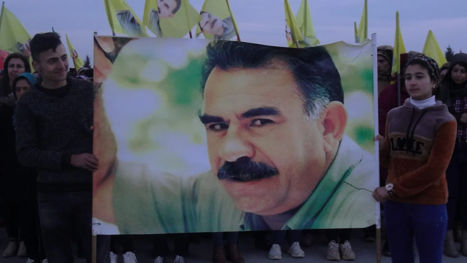 Şêniyên Efrîn û Kobanê bi daxwaza eşkerekirina rewşa rêber Ocalan meşek li dar xist