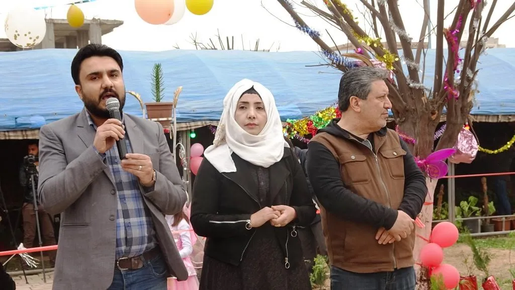 Ji bo bîranîna Umer Elûş, şaredariya Reqayê pêşangeheke kulîlkan vekir