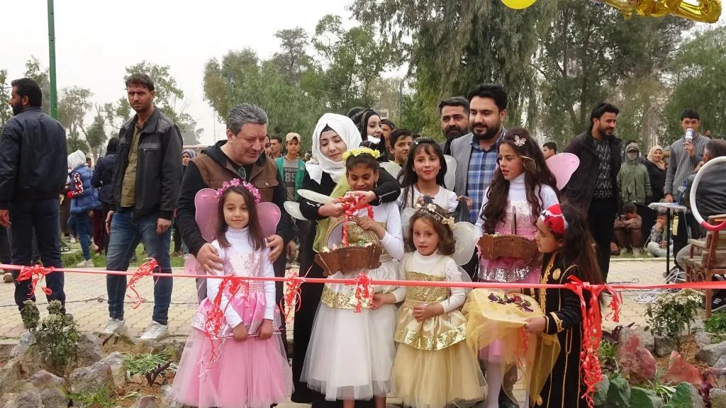 Ji bo bîranîna Umer Elûş, şaredariya Reqayê pêşangeheke kulîlkan vekir