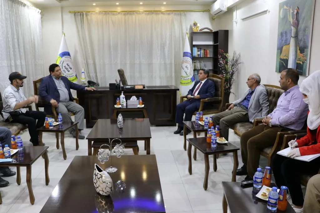 Daîreya Têkiliyên Derve ya Rêveberiya Xweser bi Brownstein re çareseriya siyasî nîqaş kir