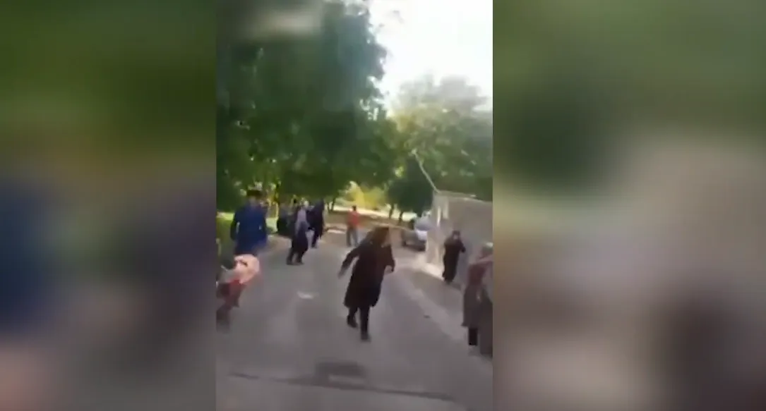 Hêzên Îranê bi ser gundekî de girt û bi dehan gundî birîndar kirin