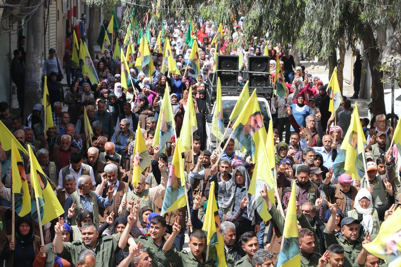 Ji bo piştgiriya gerîlayên azadiya Kurdistanê  gelê Kurd li qadan e