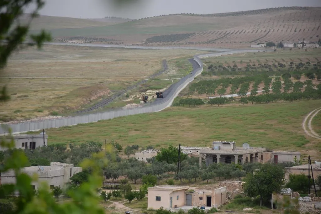 Artêşa Tirk a dagirker li rojavayê Kobanê xendeqan dikole
