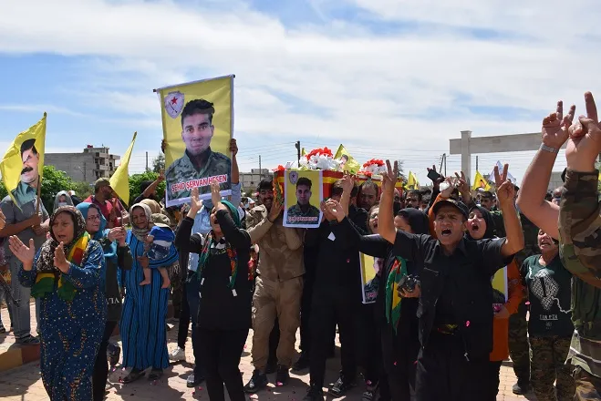 Cenazeyê şehîd Şervan Şindo bi merasîmekê li Qamişlo hate veşartin