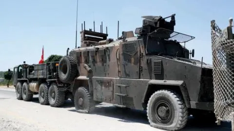 ​​​​​​​Li Idlibê mayînek bi karwanekî leşkerên dewleta Tirk ve teqiya