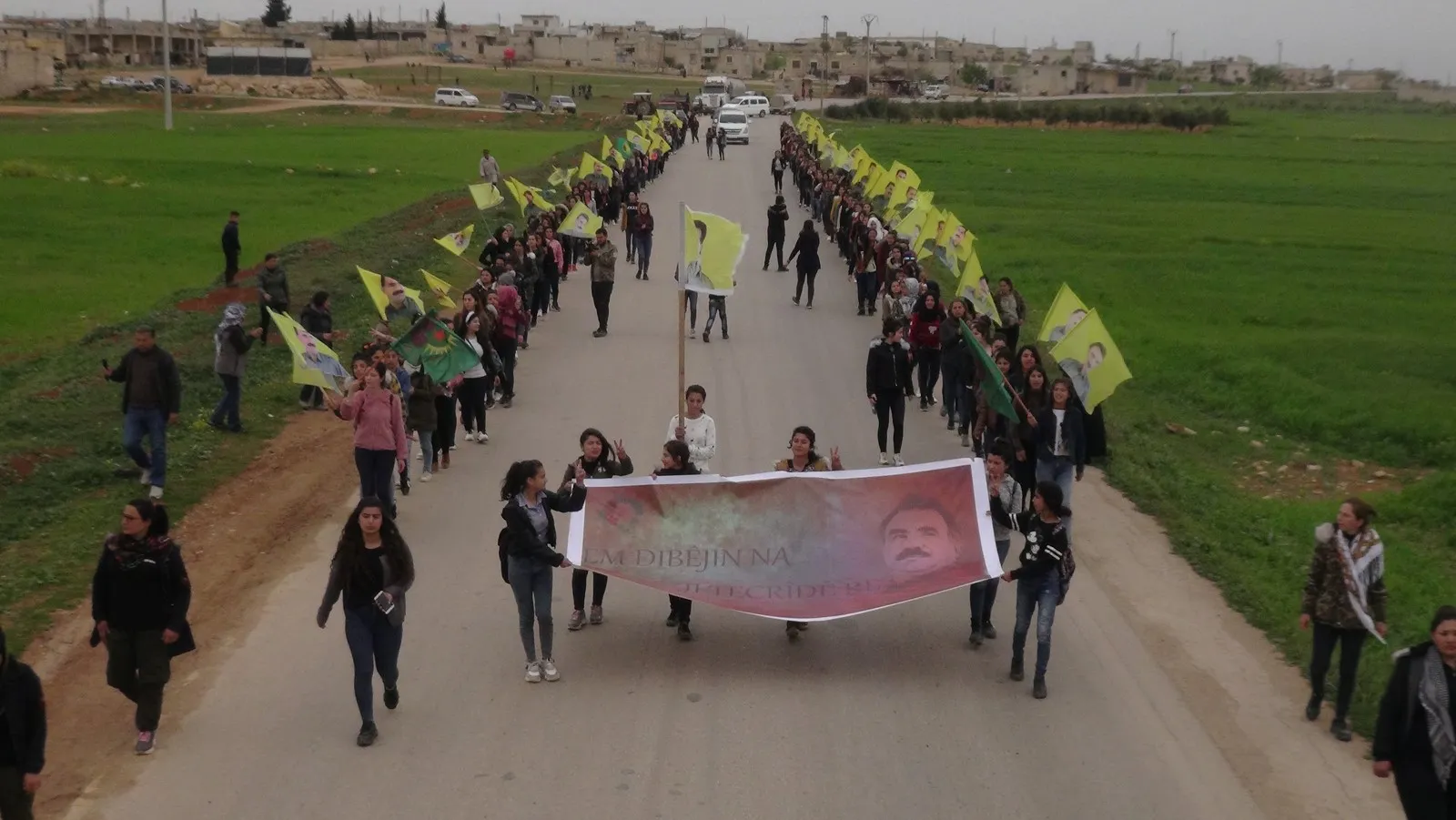 Jinên ciwan ên Efrînê li dijî tecrîdê meşiyan