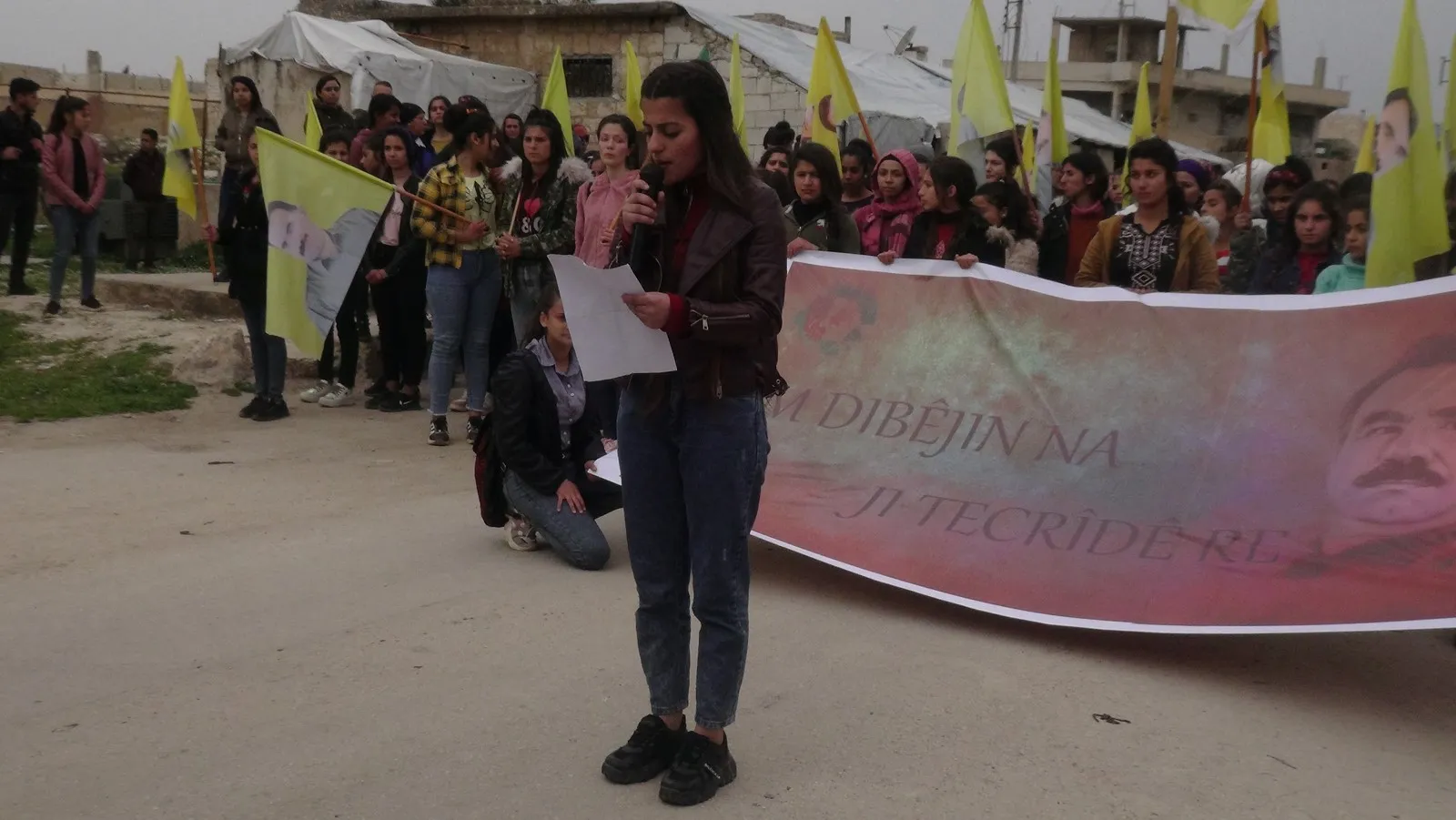 Jinên ciwan ên Efrînê li dijî tecrîdê meşiyan