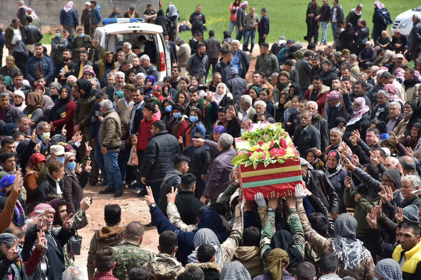 Bi merasîmeke girseyî şêniyên Efrînê 4 şehîd spartin axê