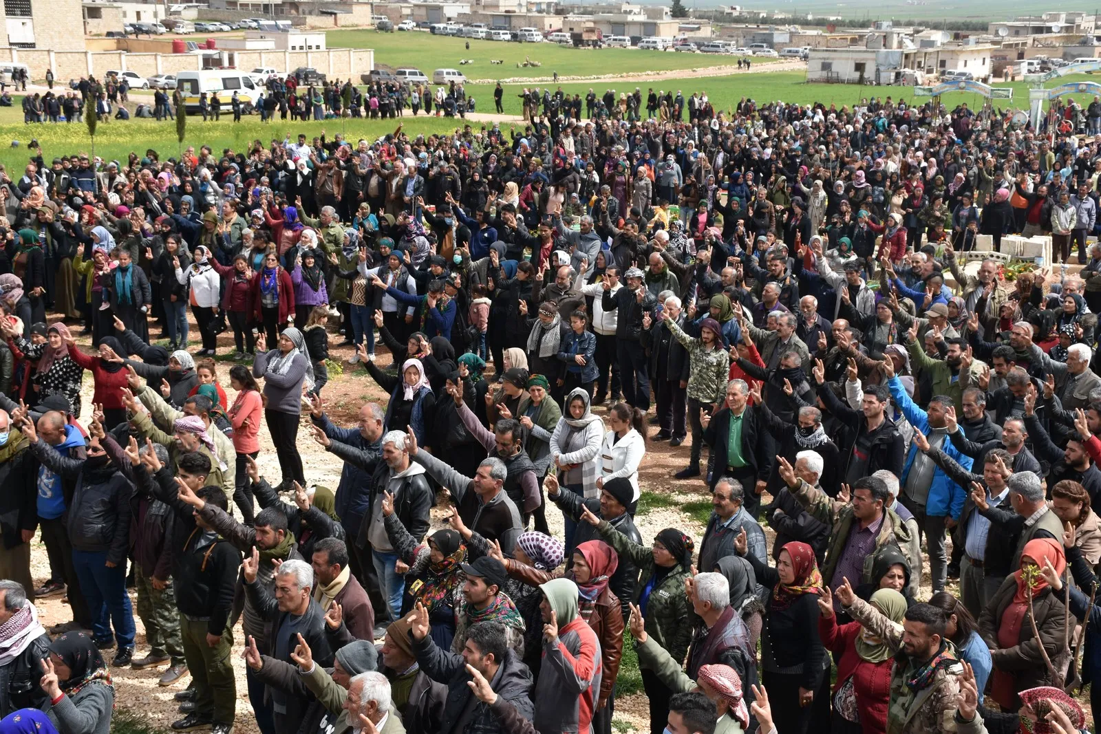 Bi merasîmeke girseyî şêniyên Efrînê 4 şehîd spartin axê