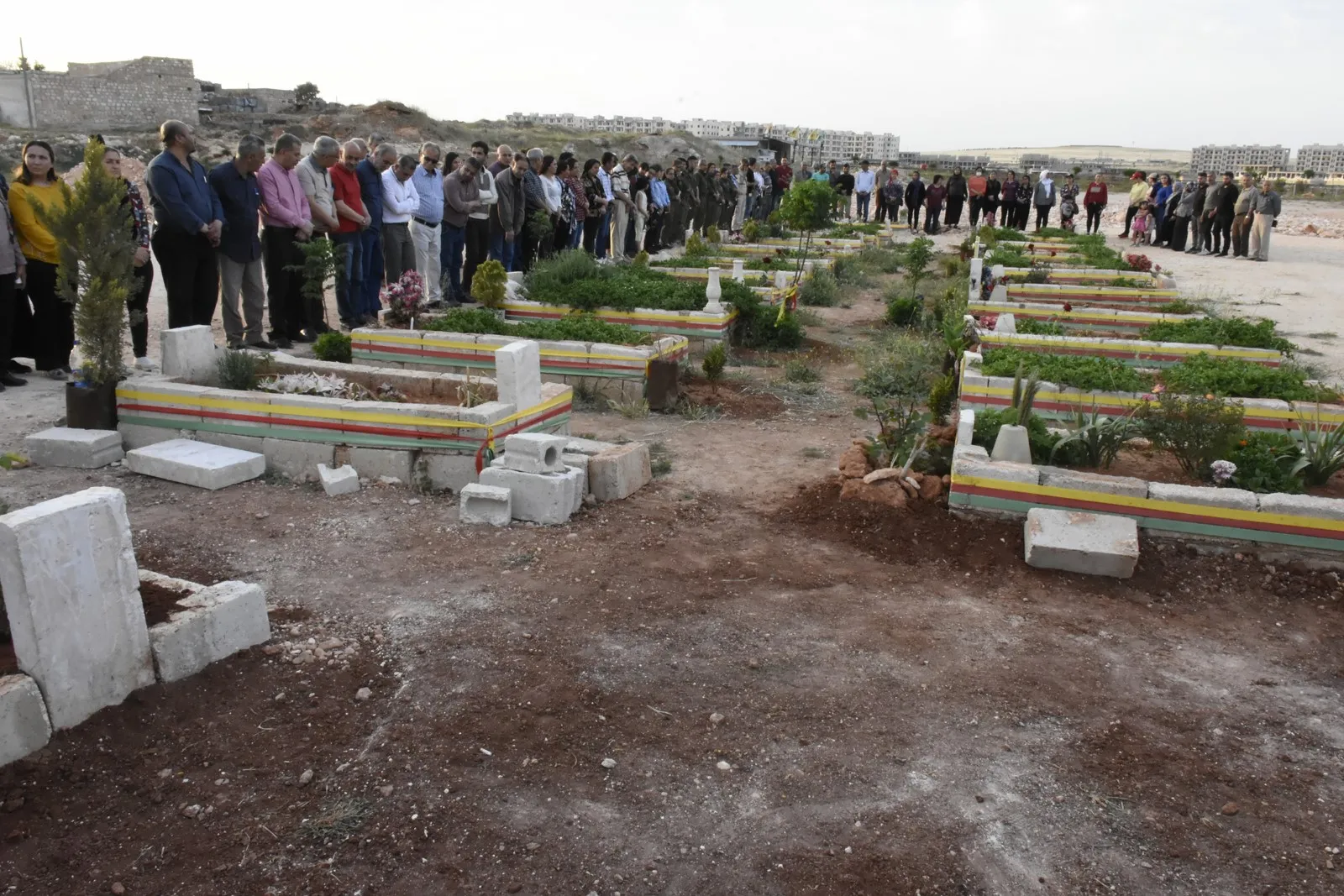 Şêniyên Helebê şehîdên azadiyê bi bîr anîn