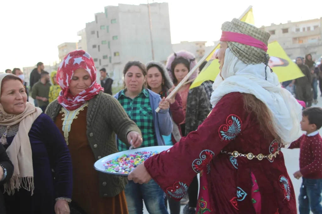  Bi boneya 4’ê Nîsanê jinên firatî meşeke bi meşaleyan li dar xist