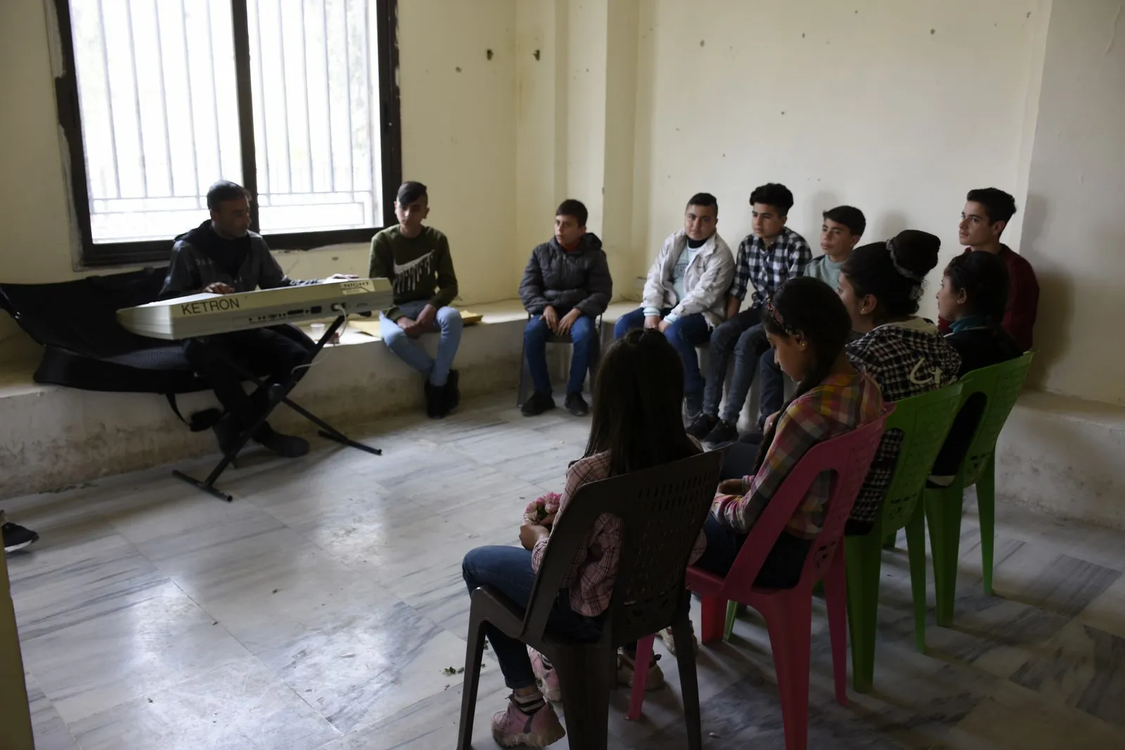 Hunermendê biçûk Xelîl Xubarî li ser şopa Cemîl Horo fêrî dengbêjiyê dibe