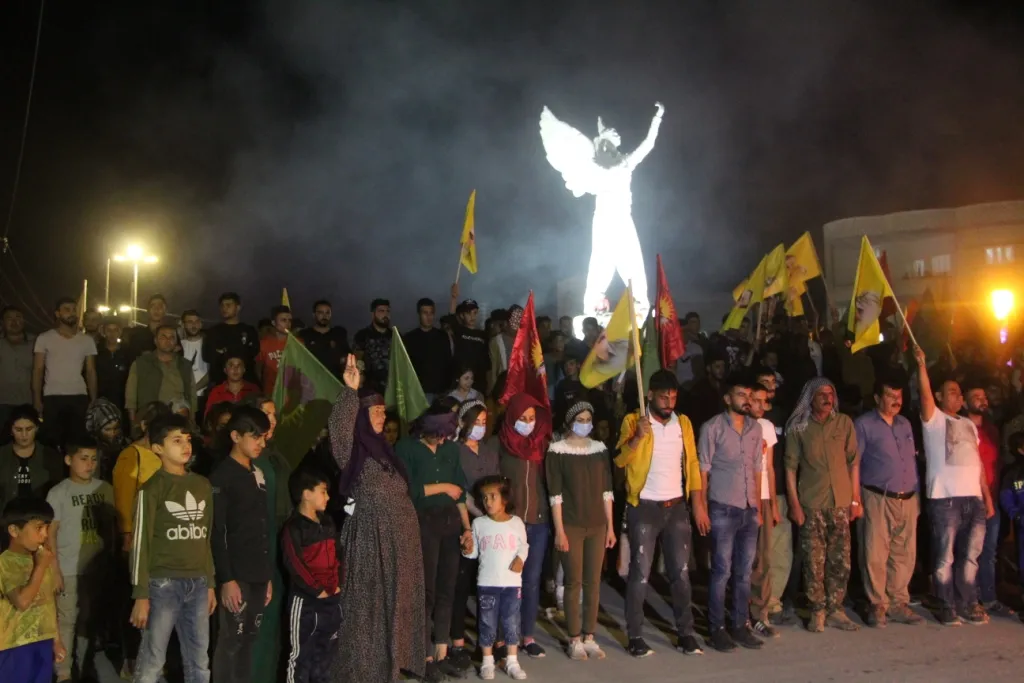 Ciwanên Kobanê ji bo piştgiriya gerîlayan meşeke bi meşaleyan li dar xist