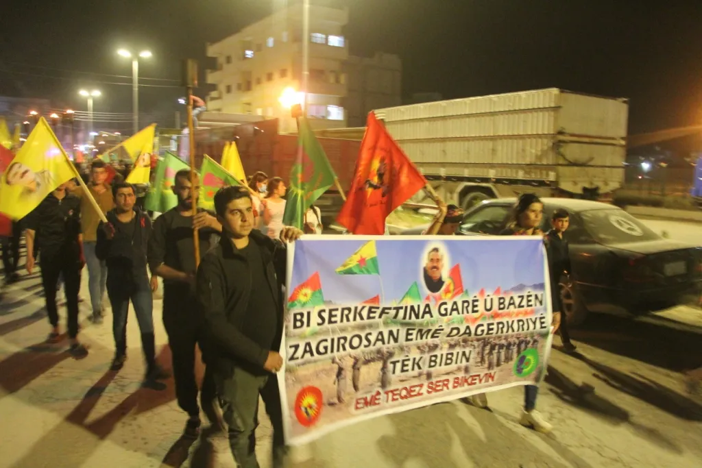 Ciwanên Kobanê ji bo piştgiriya gerîlayan meşeke bi meşaleyan li dar xist